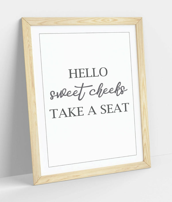 "HELLO SWEET CHEEKS" FUNNY BATHROOM QUOTE SLOGAN -FRAMED WALL ART PICTURE PRINT